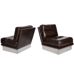 Jacques Charpentier Paire de chaises longues:: cuir brun:: base en acier:: 1970