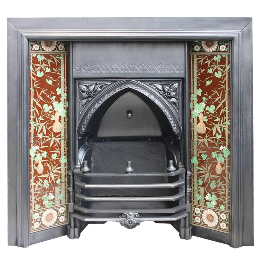 Grand insert de cheminée gothique victorien en fonte et carreaux du XIXe siècle en vente