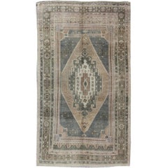 Oushak vintage en gris vert, beige, camel et bordure vert clair