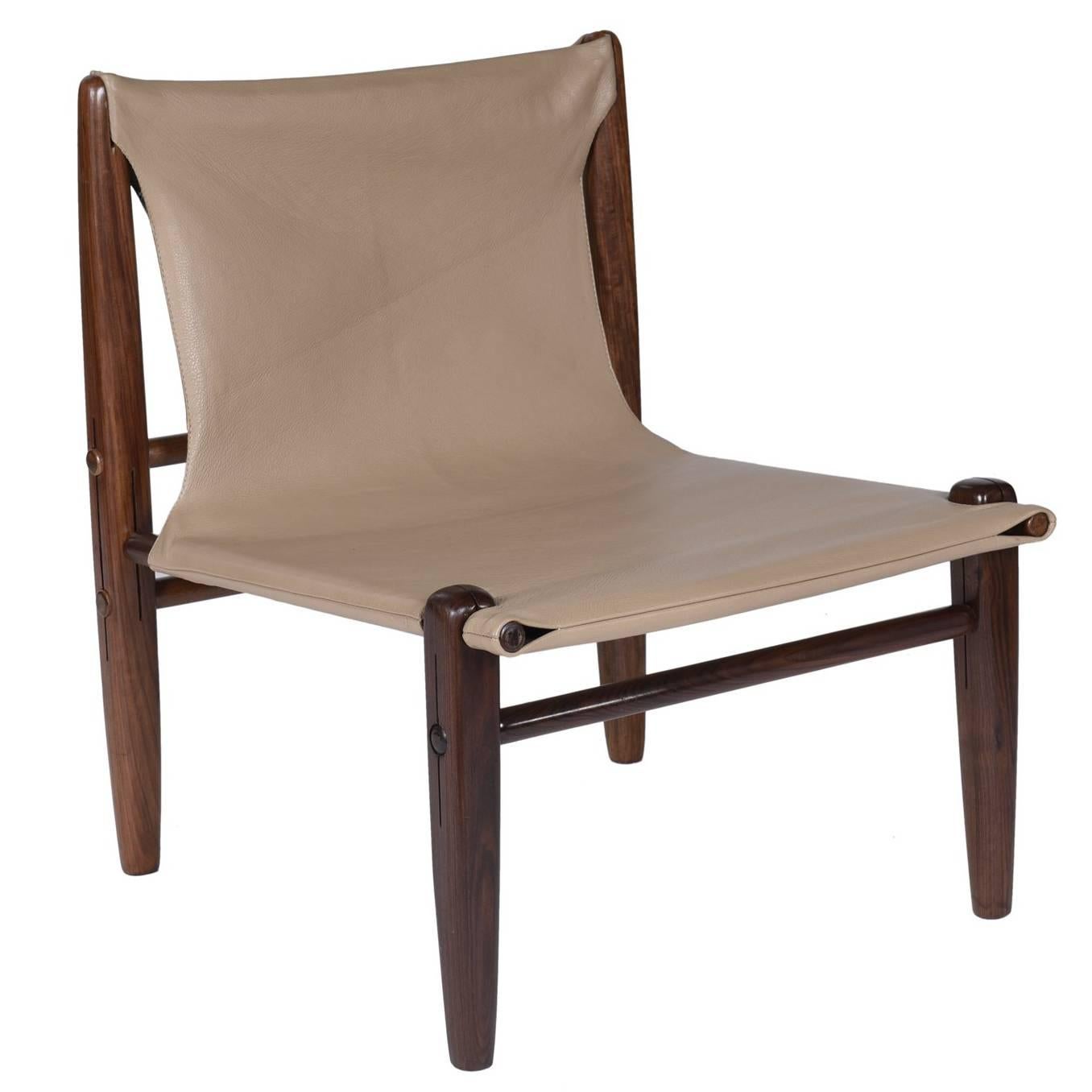 Fauteuil brésilien du milieu du siècle dernier en bois et cuir par un auteur inconnu, années 1960 en vente