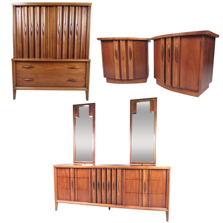 Awesome thomasville bedroom furniture 1970s Stylish American Modern Bedroom Suite By Thomasville For Sale At 1stdibs