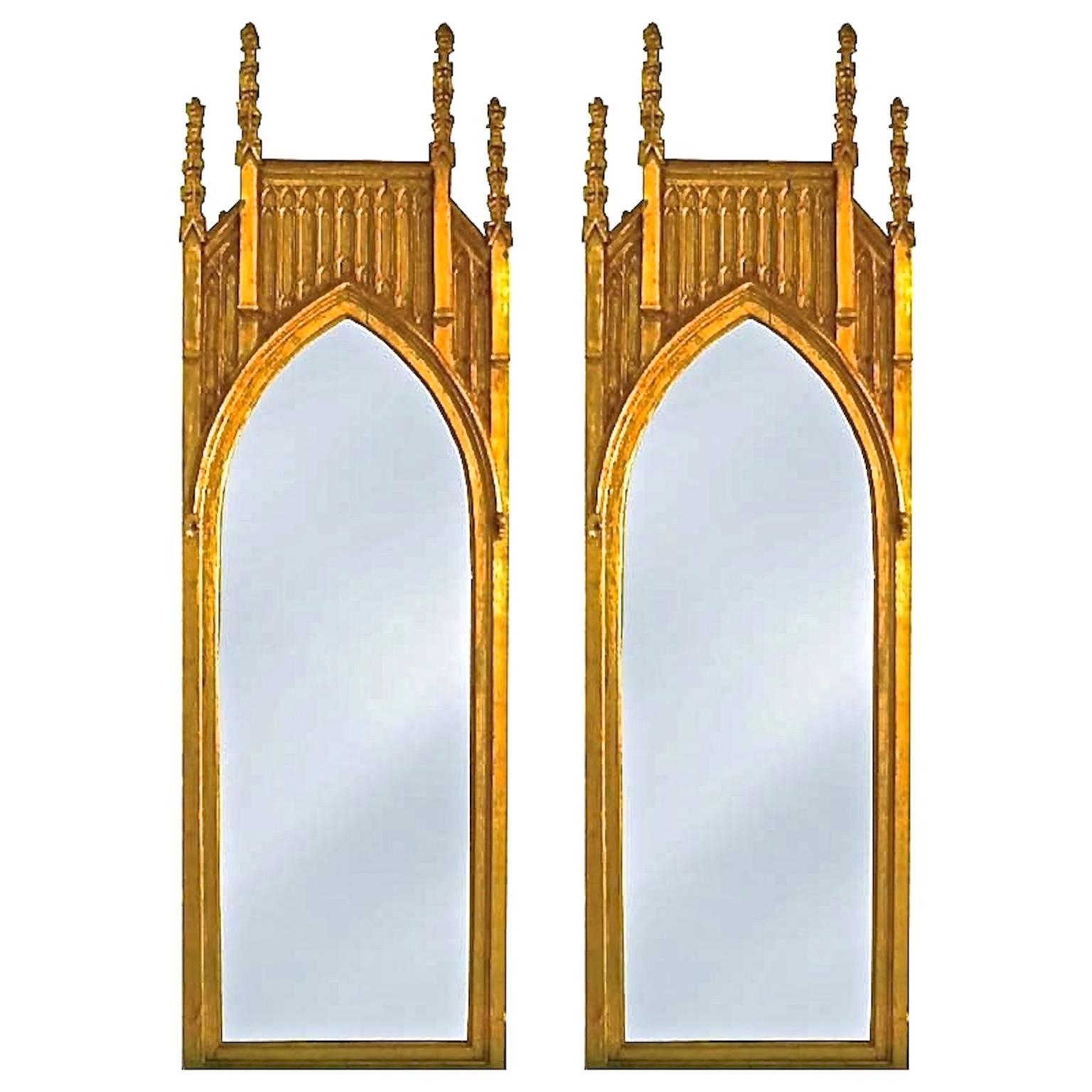 Paire de miroirs en bois doré de style architectural gothique anglais ~9 pieds de haut