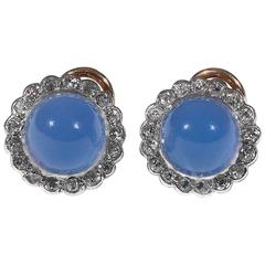 Boucles d'oreilles en calcédoine bleue et diamants