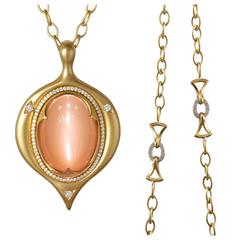 Divine Glowing Cat's Eye Peach Moonstone White Diamond Gold Amulet Necklace 7