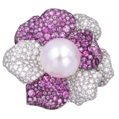 Spilla con perle, diamanti e zaffiri rosa de GRISOGONO
