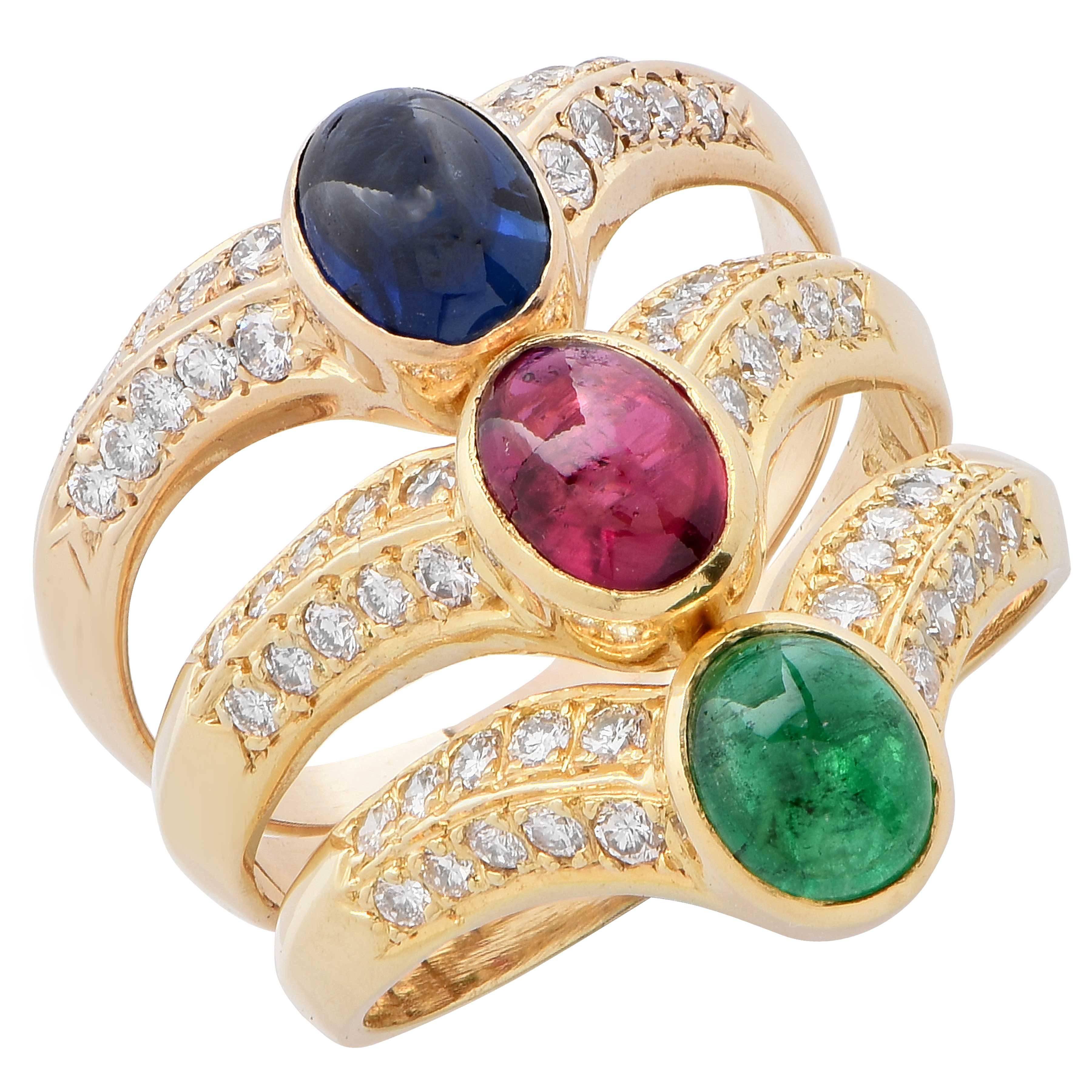 Bague à trois rangées de rubis, émeraudes, saphirs et diamants en or jaune 18 carats en vente