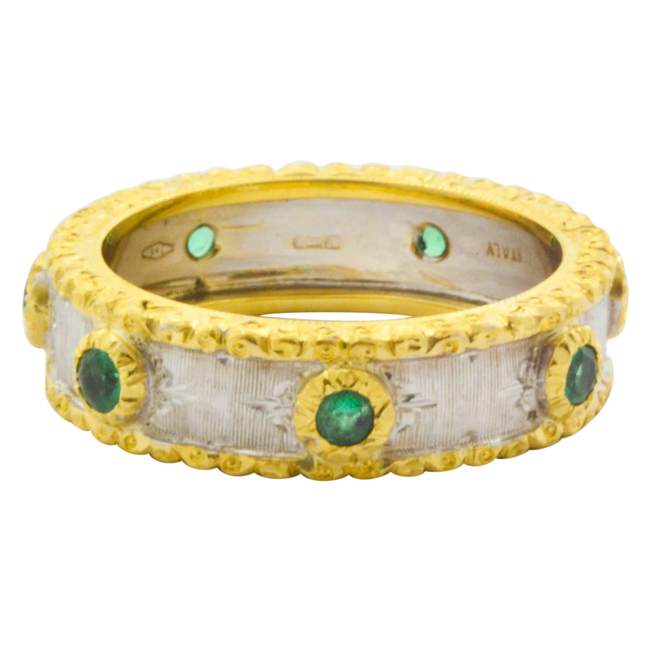 Italian Maini Gioielli Emerald 18 Karat Gold Ring with Hand Engraved Finish