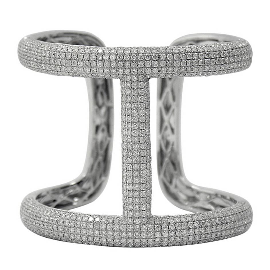 This stylish 18K White Gold Bangle measures 2 1/4