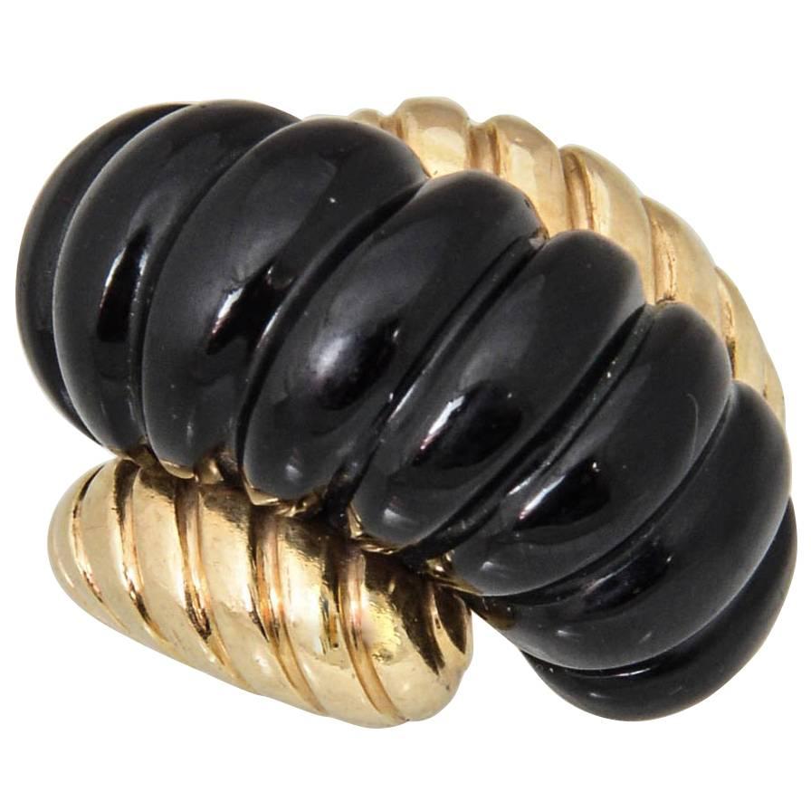 1960s Stylized Ribbed Onyx Yellow Gold Cocktail Ring For Sale