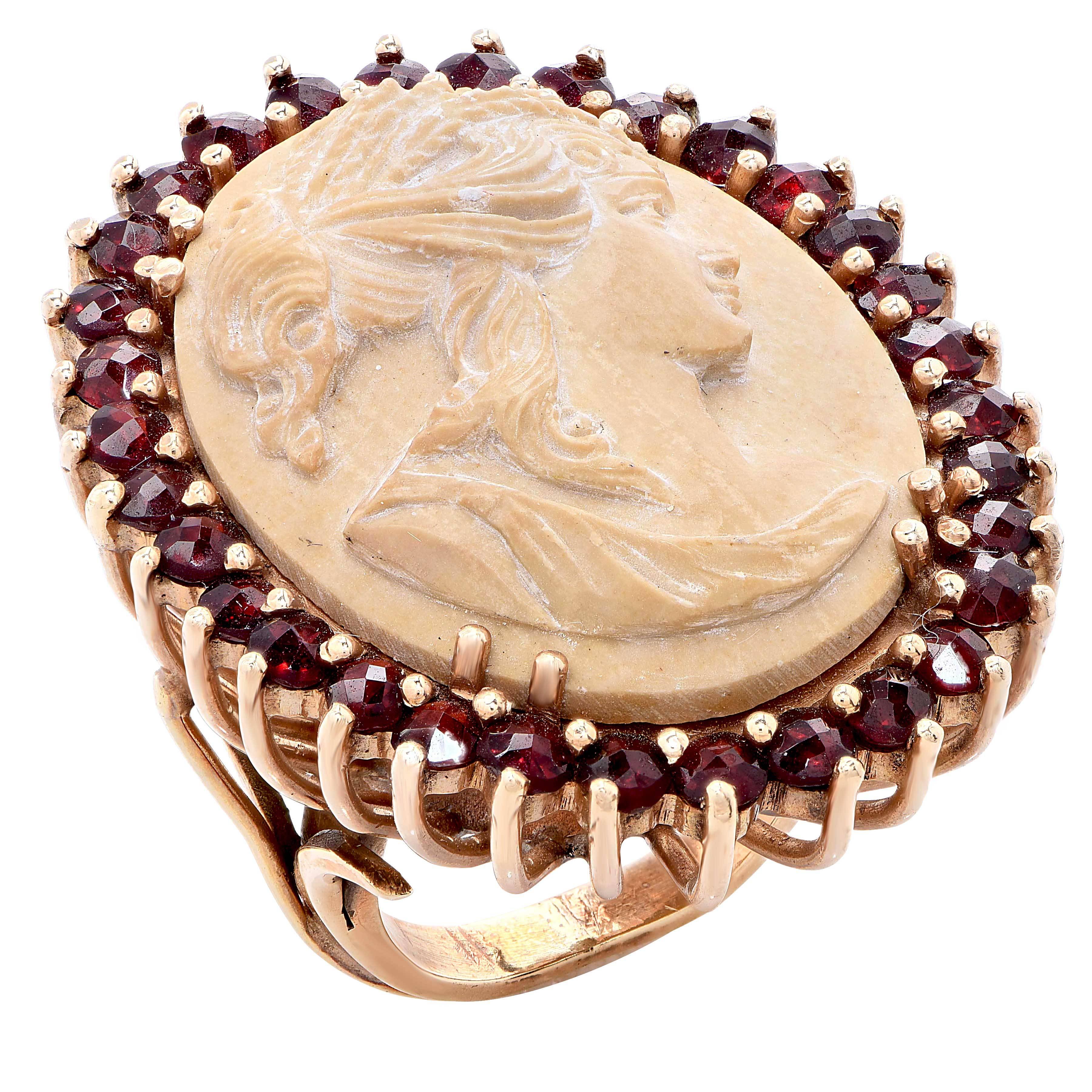 Lava Cameo and Garnet Gold Ring. In Excellent Condition In Bay Harbor Islands, FL