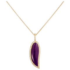 Ciondolo di Sugilite viola da 5,41 carati circondato da diamanti incastonati in oro 18 carati