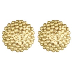 Faye Kim, clous d'oreilles en or 18 carats avec mini granulation et perles