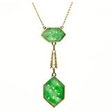 Collana con ciondolo in giada verde con loto e uccello intagliati a esagono
