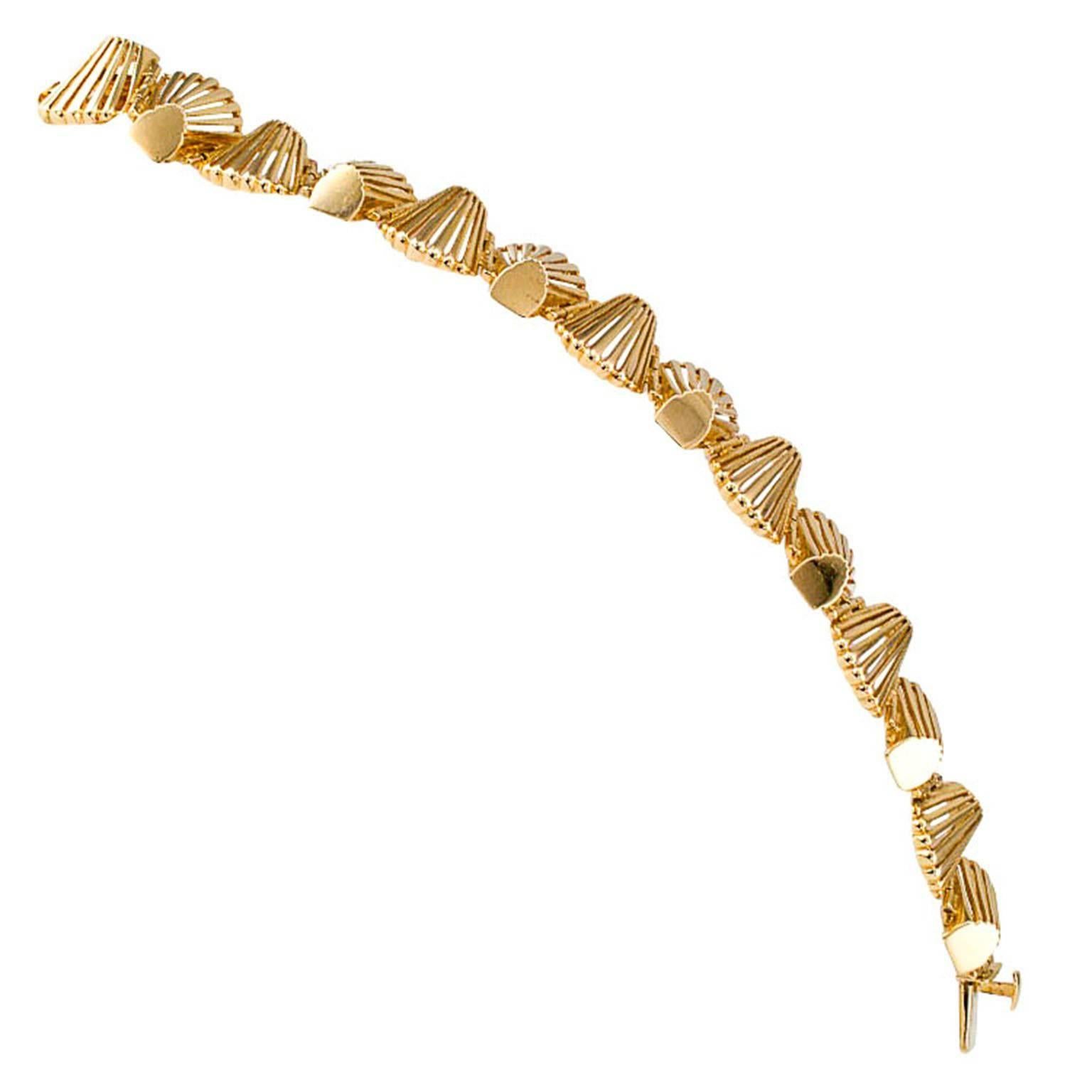 1960s Abstract Shell-Shaped Gold Link Bracelet In Excellent Condition In Los Angeles, CA