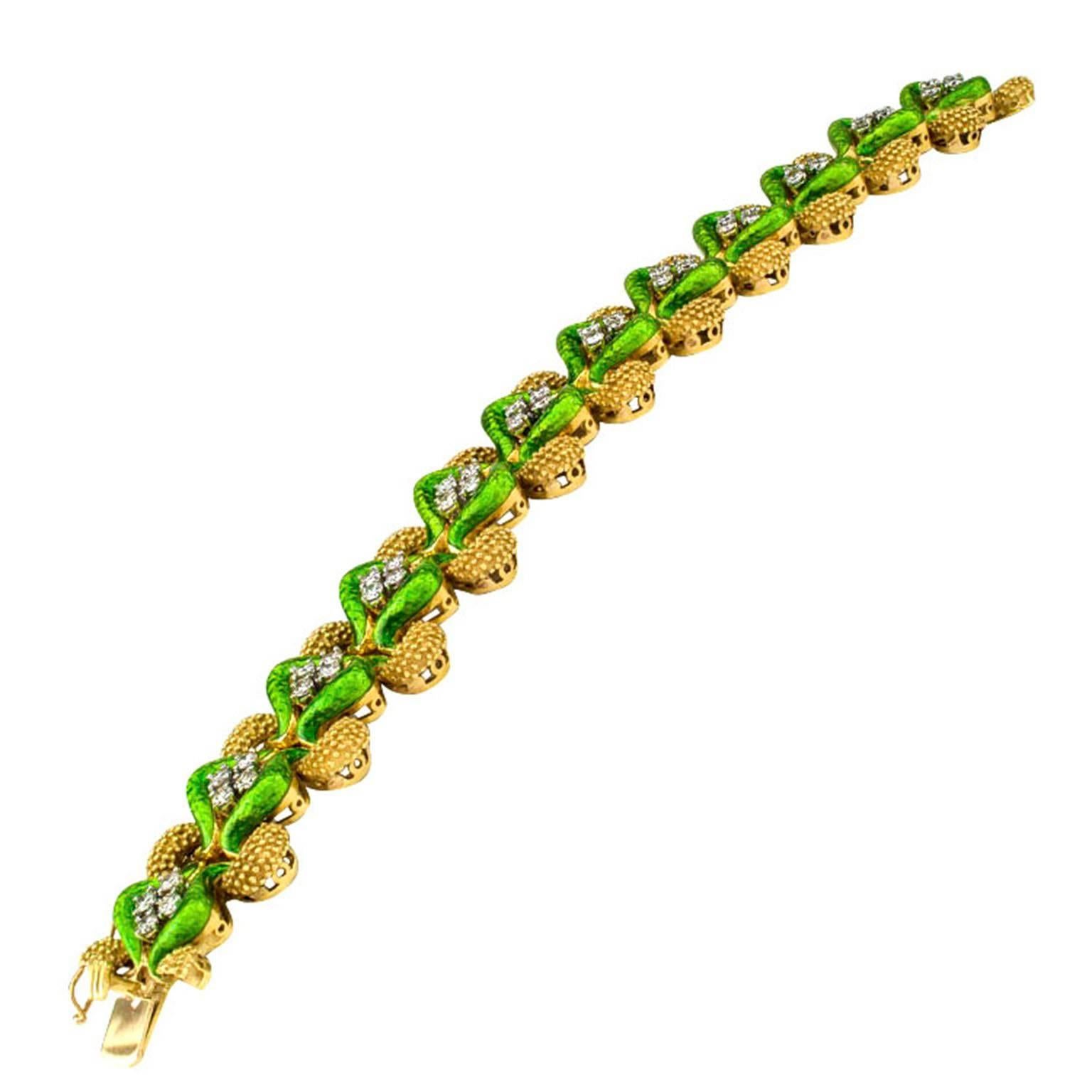 Modern La Triomphe Pistachio Green Enamel Diamond Yellow Gold Bracelet