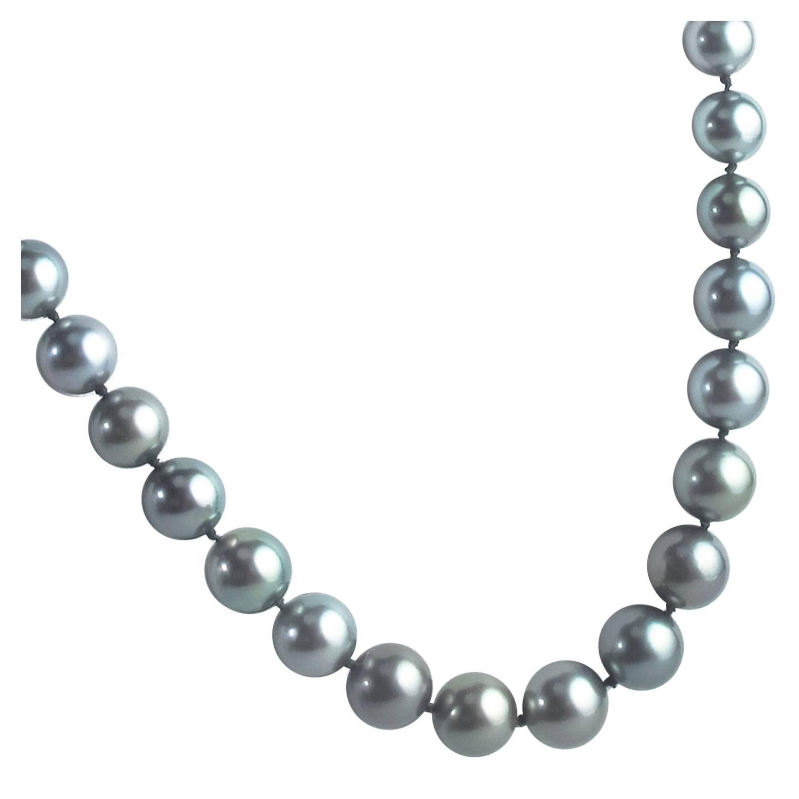 Tahitian Black Pearls with Diamond and Gold Clasp For Sale