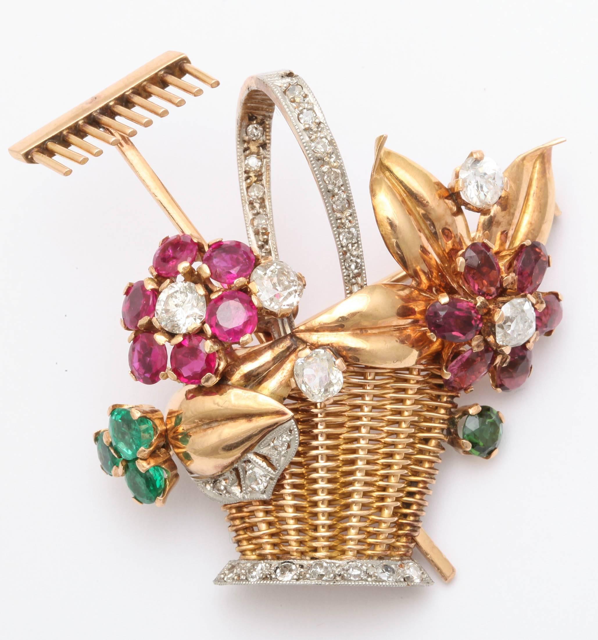 Broche/pendentif des années 1950 en or 18 carats représentant un panier de fleurs en rubis, émeraude, tourmaline et diamant Bon état - En vente à St. Catharines, ON
