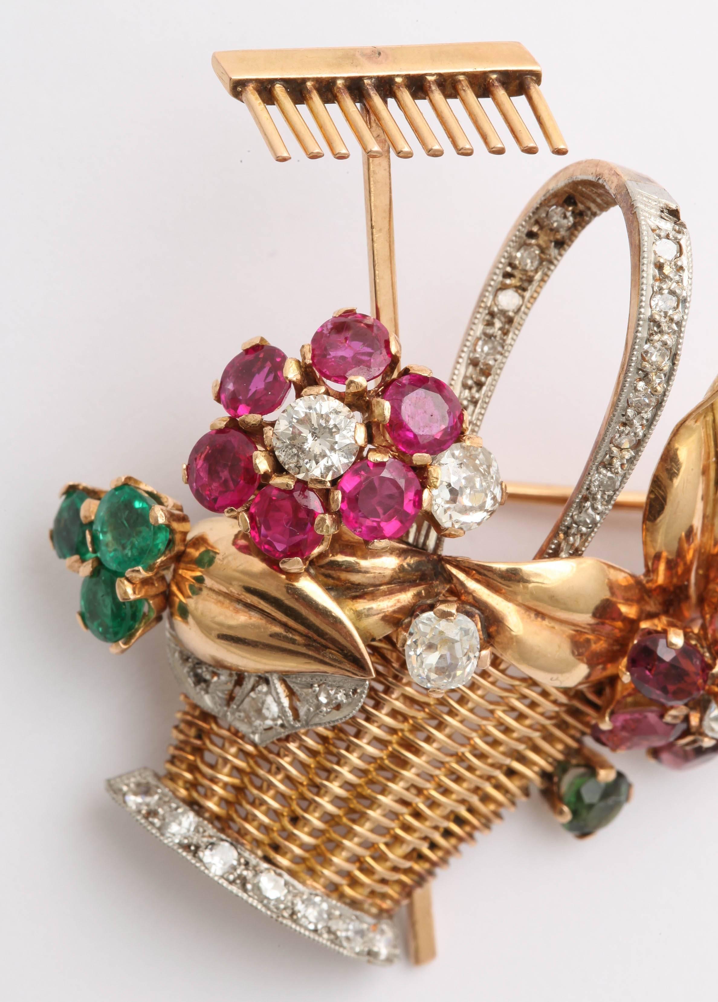 Broche/pendentif des années 1950 en or 18 carats représentant un panier de fleurs en rubis, émeraude, tourmaline et diamant en vente 6