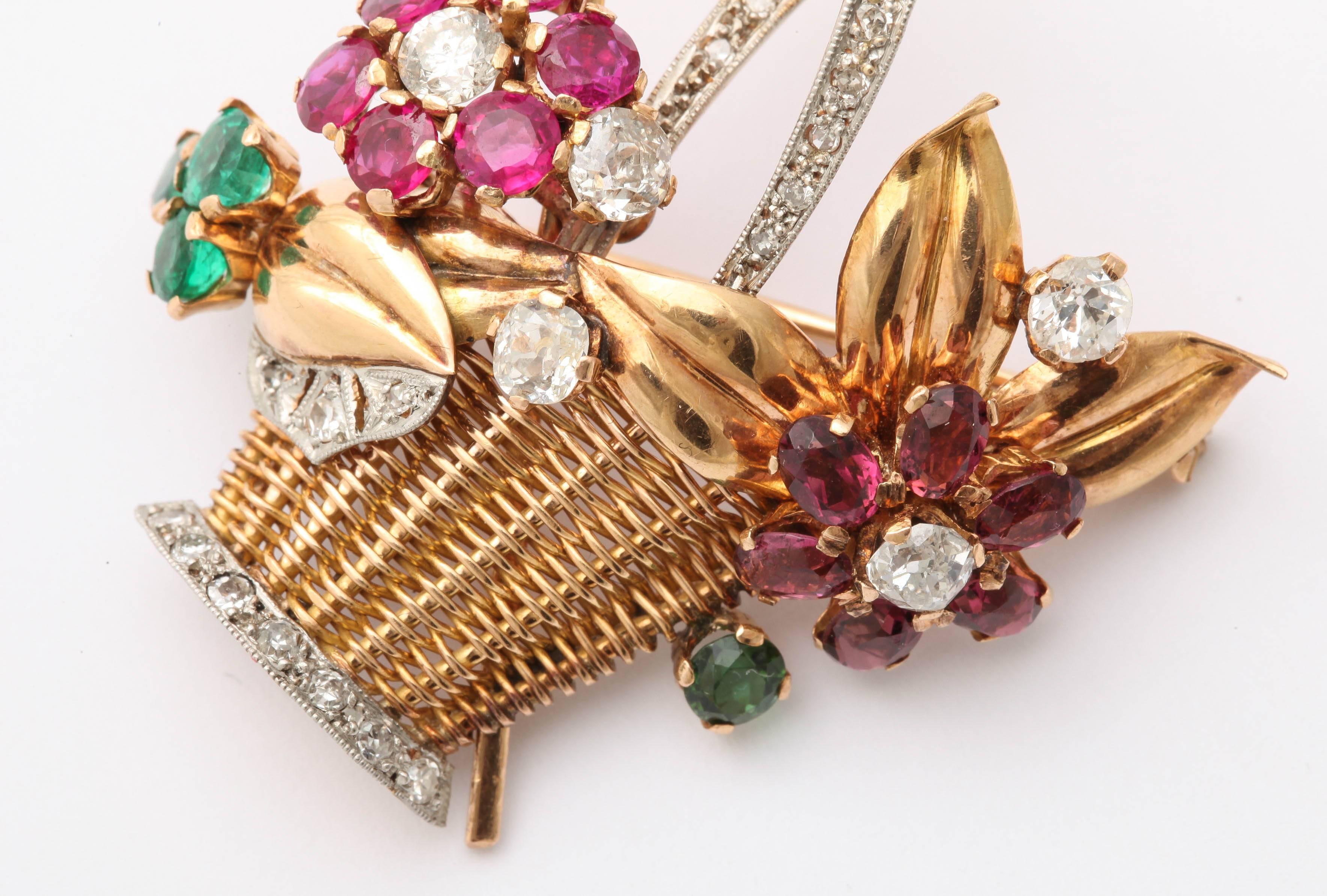 Broche/pendentif des années 1950 en or 18 carats représentant un panier de fleurs en rubis, émeraude, tourmaline et diamant en vente 5