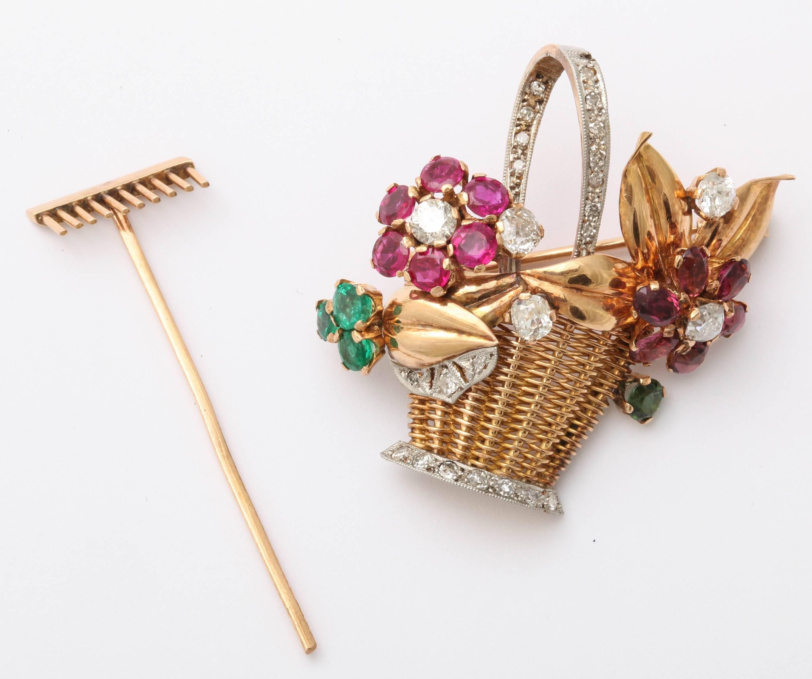 Broche/pendentif des années 1950 en or 18 carats représentant un panier de fleurs en rubis, émeraude, tourmaline et diamant en vente 1