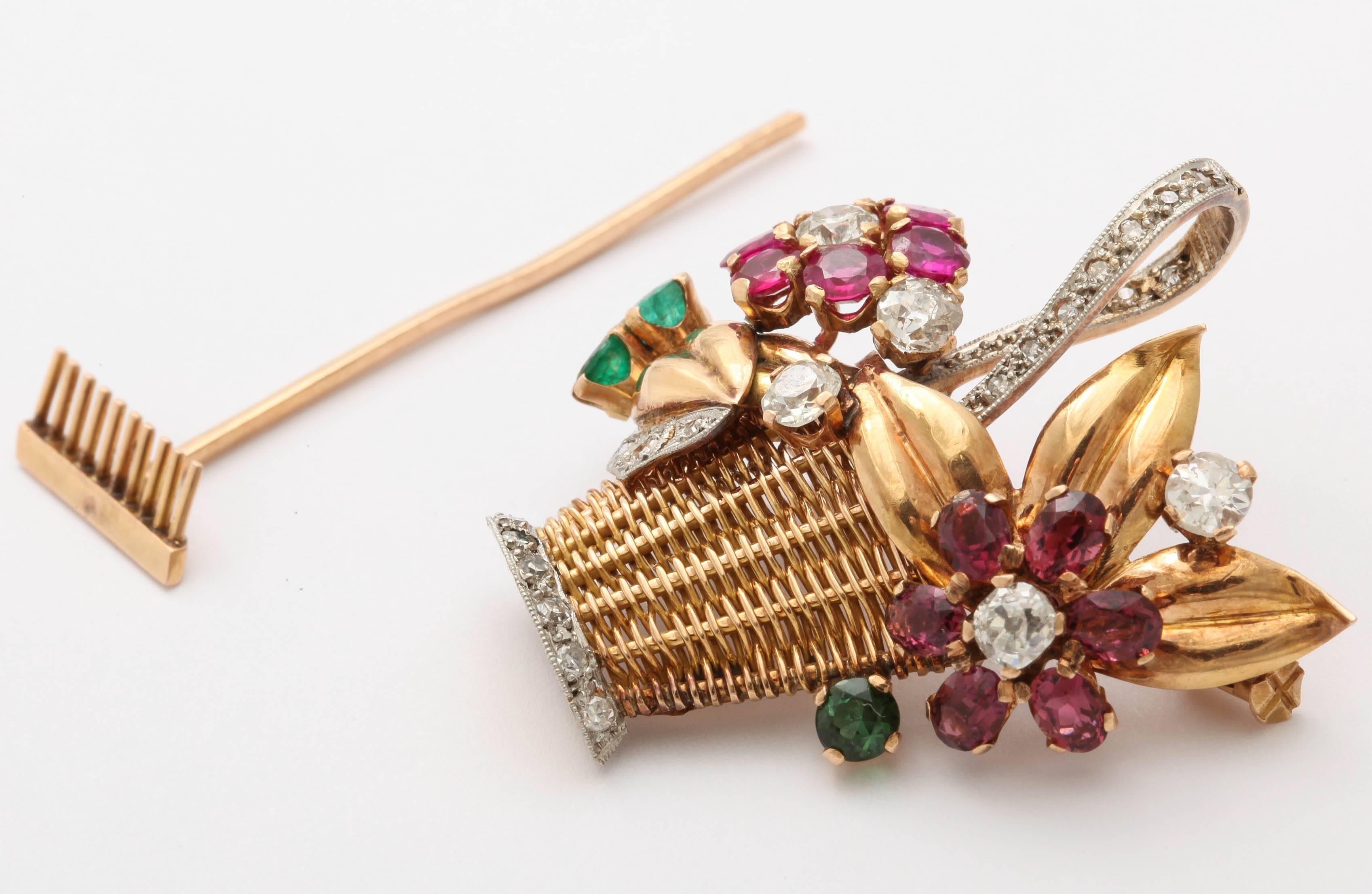 Broche/pendentif des années 1950 en or 18 carats représentant un panier de fleurs en rubis, émeraude, tourmaline et diamant en vente 2
