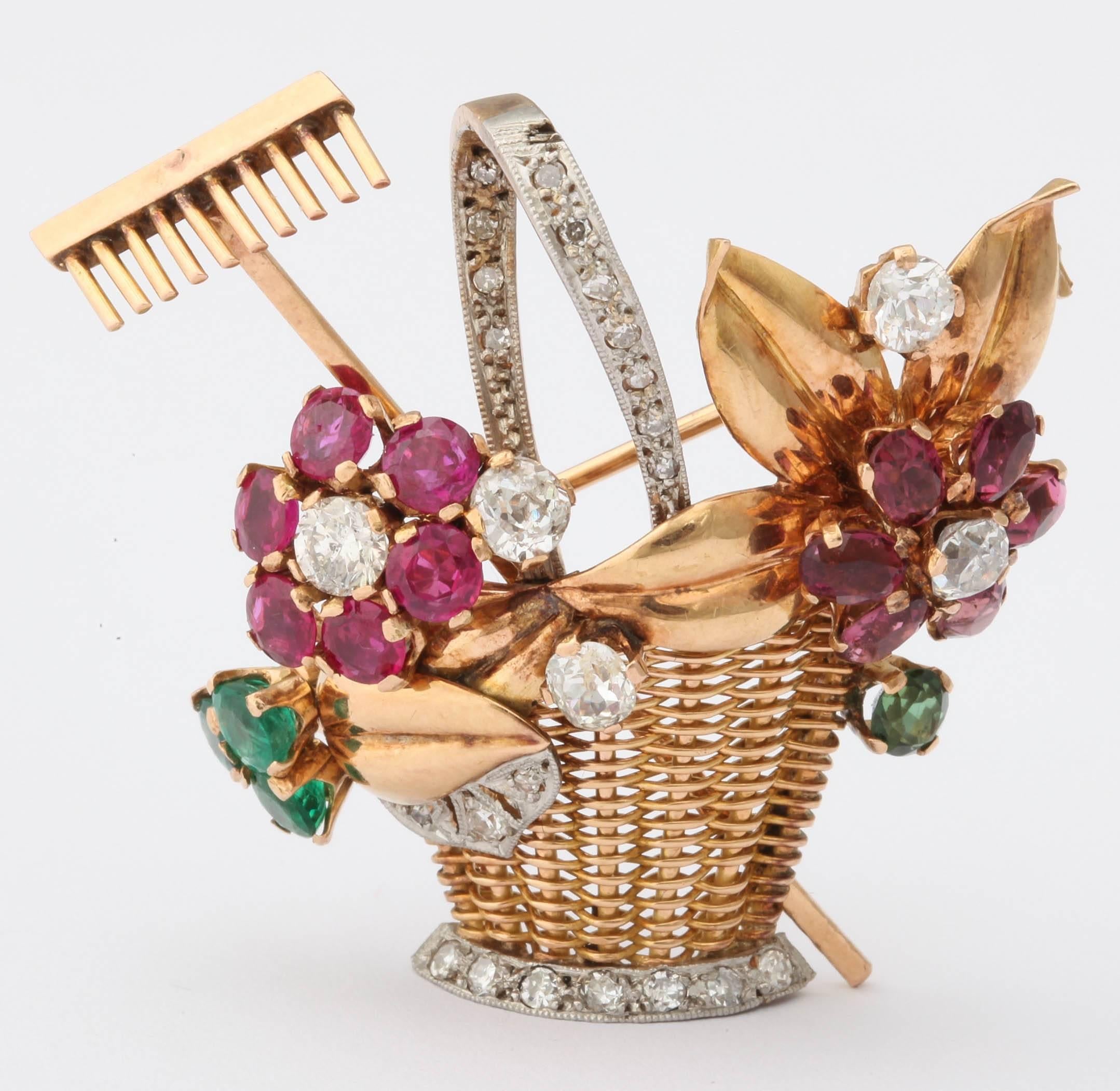 Broche/pendentif des années 1950 en or 18 carats représentant un panier de fleurs en rubis, émeraude, tourmaline et diamant en vente 3