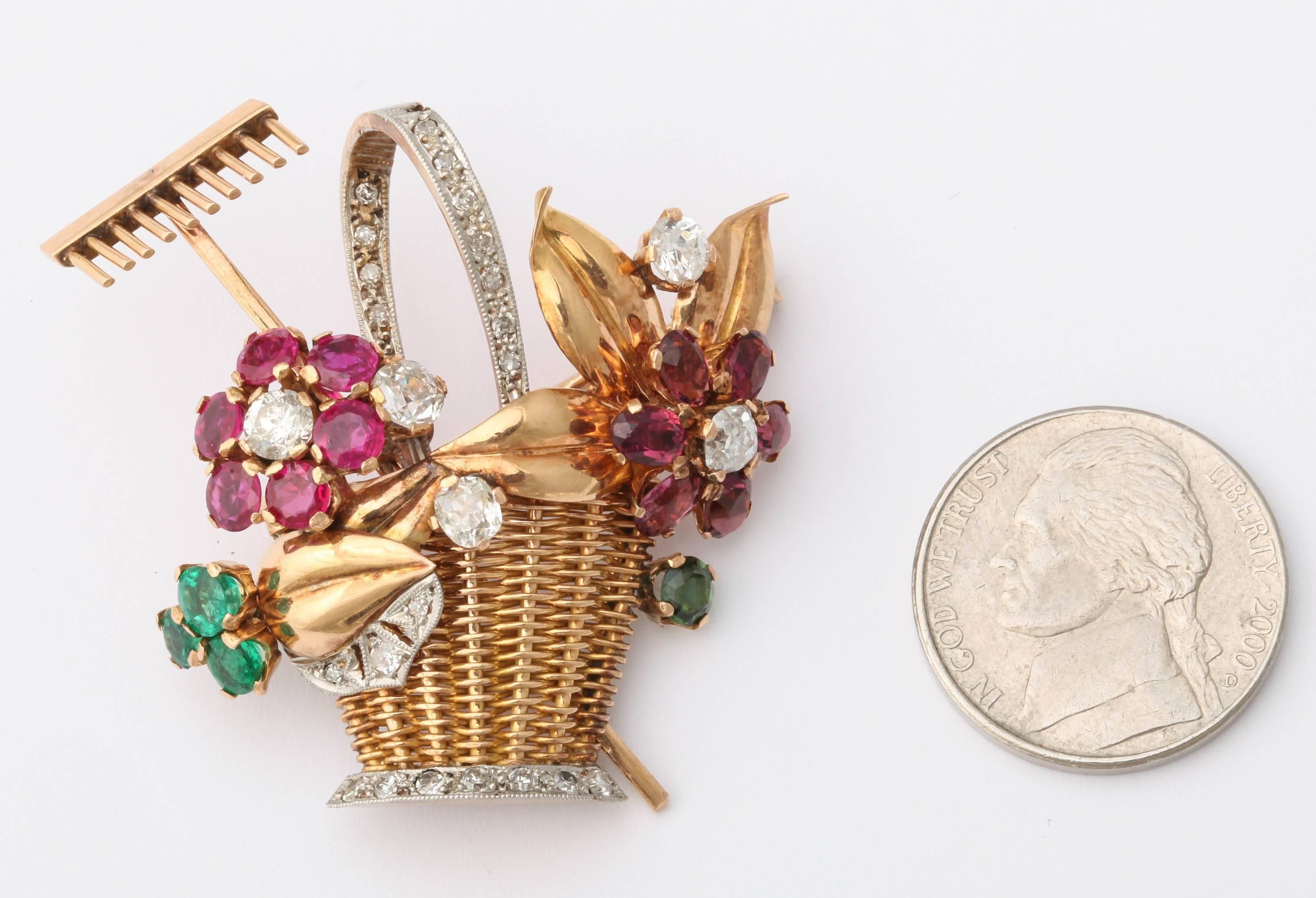 Broche/pendentif des années 1950 en or 18 carats représentant un panier de fleurs en rubis, émeraude, tourmaline et diamant en vente 4