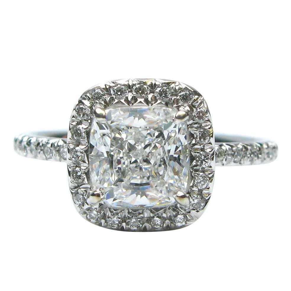 J. Birnbach Bague de fiançailles en platine avec halo de diamants taille coussin de 1,51 carat en vente