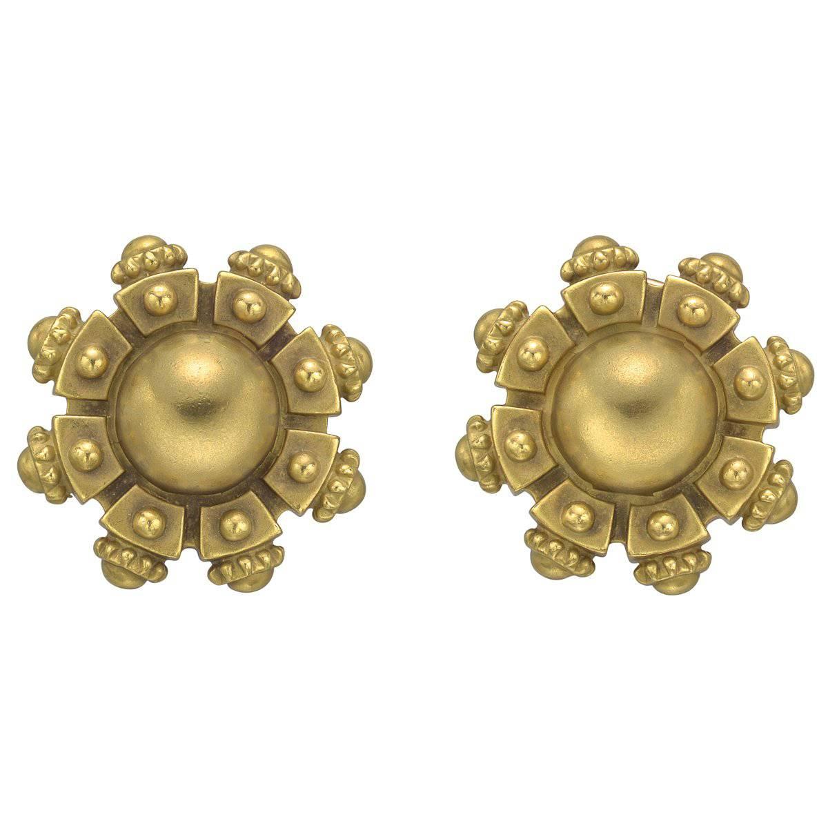 Kieselstein-Cord ​Domed and Crenulated yellow Gold  Earclips