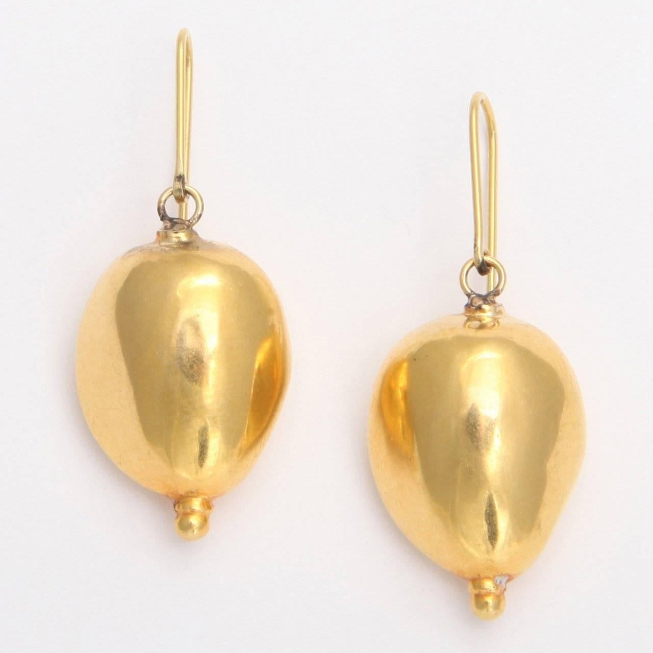 A pair of 18kt yellow gold edamame bead earrings.
Length: 1.50 inches
