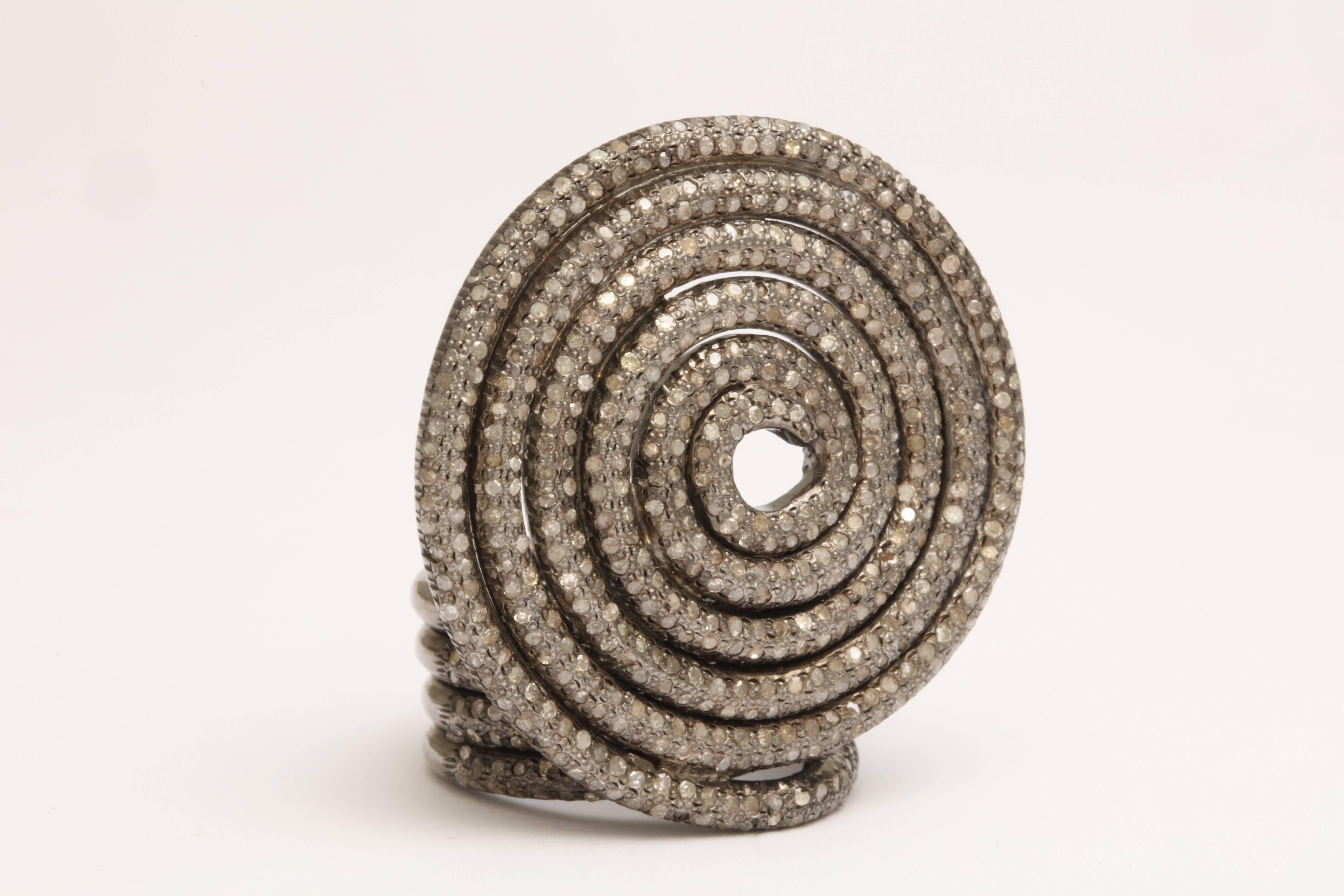 A rhodium plated sterling silver and diamond coiled licorice ring. There are approximately 3.45cts of diamonds.
Size 7
Width: 1.50 inches