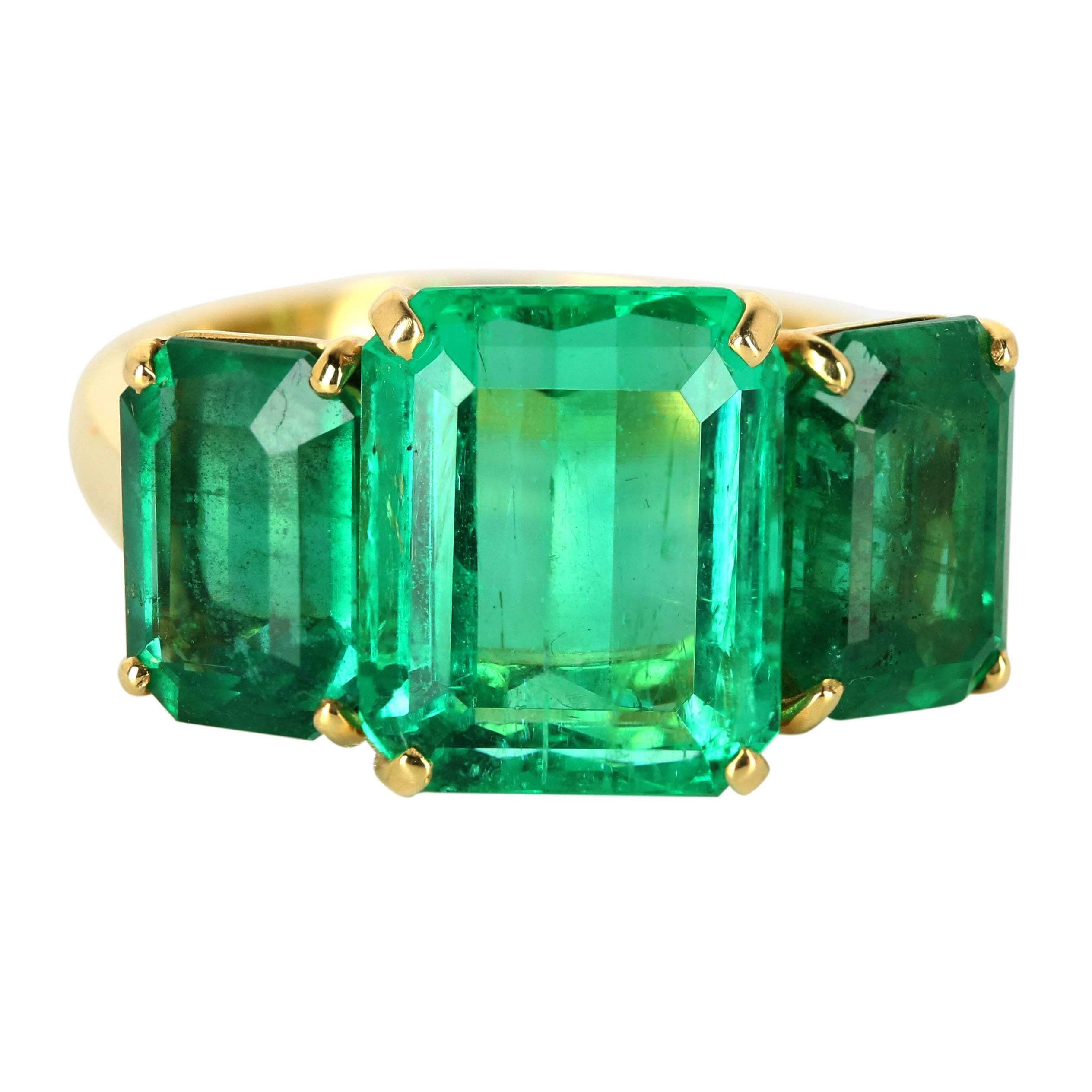 Contemporary Stylish Colombian Three-Stone Emerald Ring For Sale