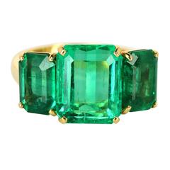 Contemporary Stylish Colombian Three-Stone Emerald Ring