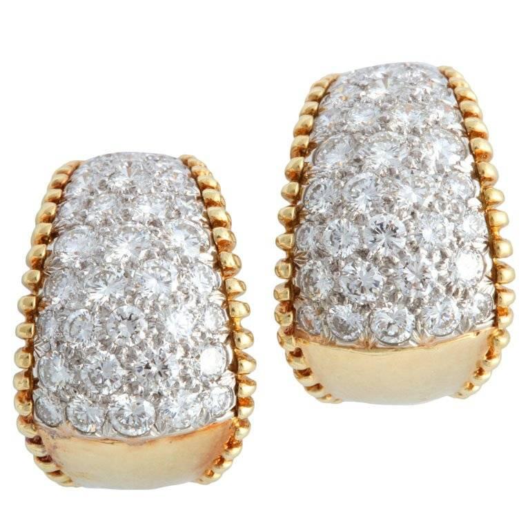 Boucles d'oreilles à clip en or et diamants sertis en pavé, années 1970 en vente