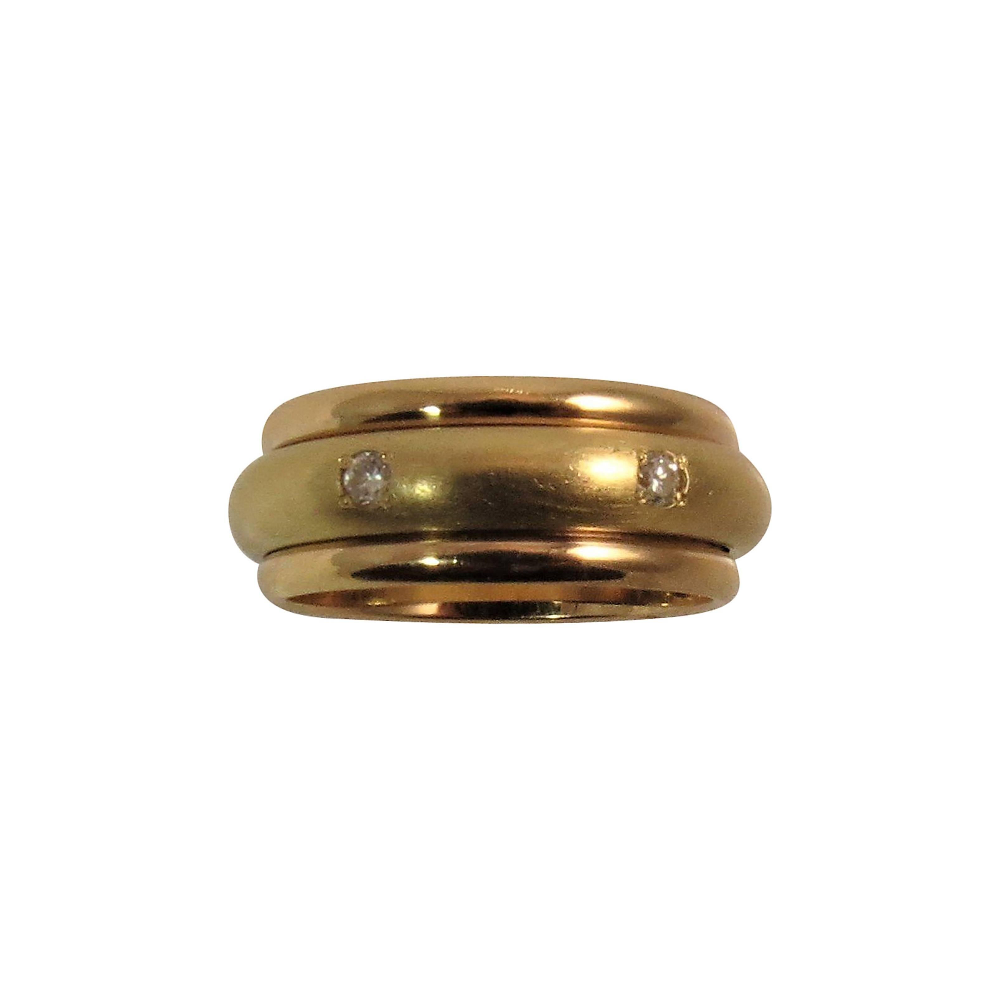 Bague à anneau en or jaune avec anneau central en diamant tourbillonnant en vente