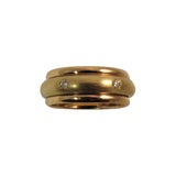 Bague à anneau en or jaune avec anneau central en diamant tourbillonnant