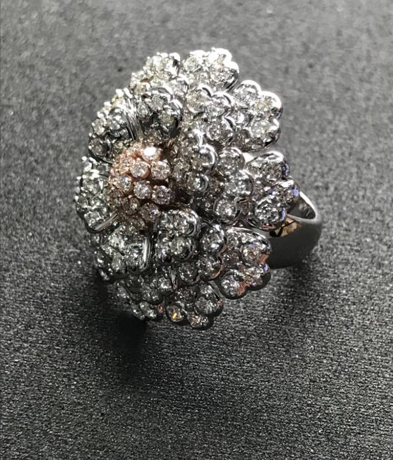 EGL-zertifizierter floraler Diamant-Cluster-Ring mit 18 Karat Weiß- und Rotgold  (Rundschliff) im Angebot