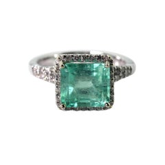 2 Carat Bright Green Emerald and Diamond White Gold Party Ring