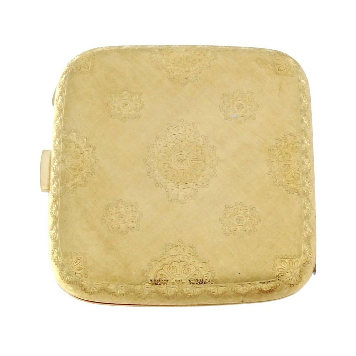 Gold Compact with Refined and Elegant Engravings For Sale