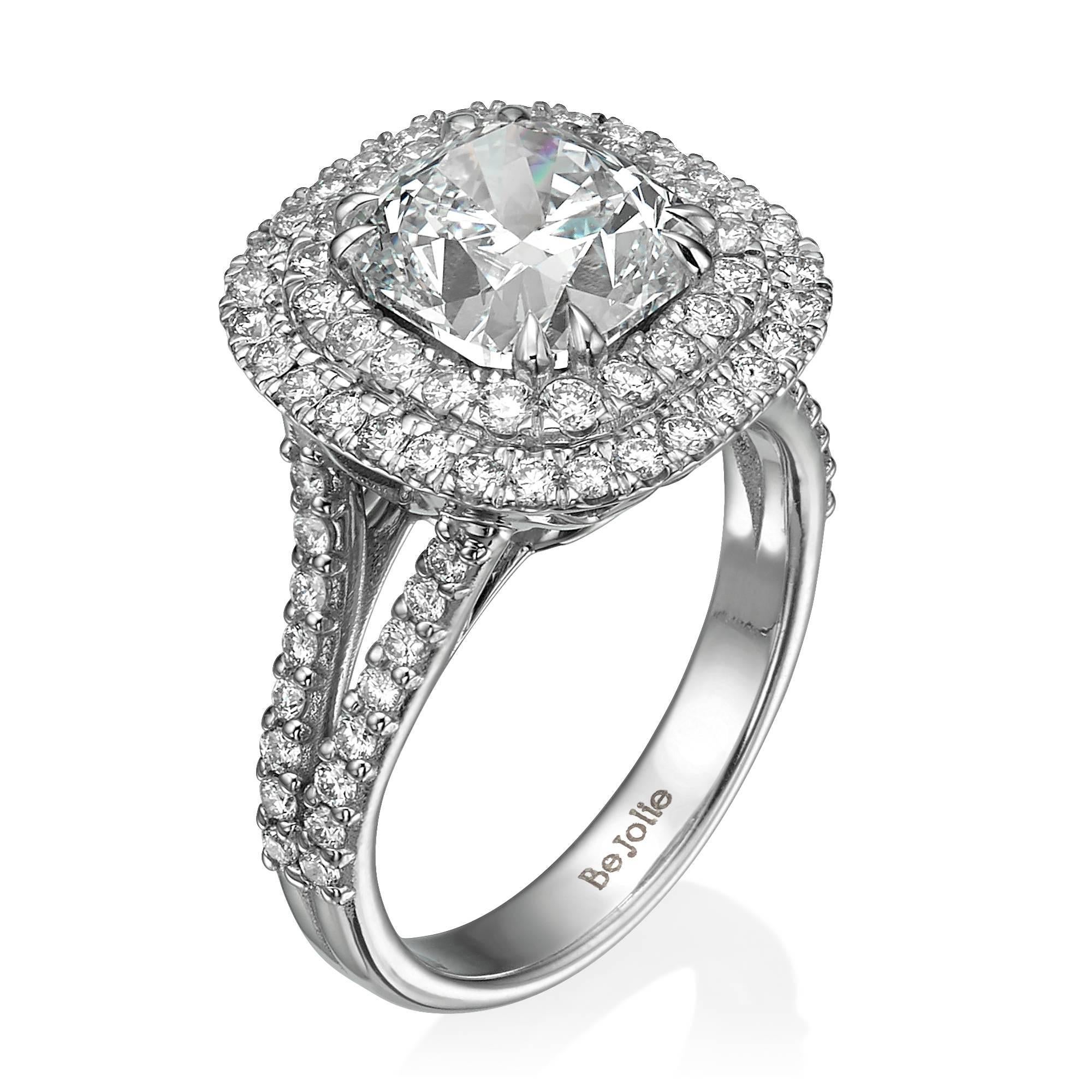 Handgefertigter Ring mit 4,27 Karat Gesamtdiamantengewicht. 
Mit einer atemberaubenden GIA zertifiziert 3,28 Cushion Cut Diamant E VS1 als Center Stein. 
Dieser schöne Diamant ist mit 82 runden Diamanten umgeben und auf 18K Weißgold montiert.