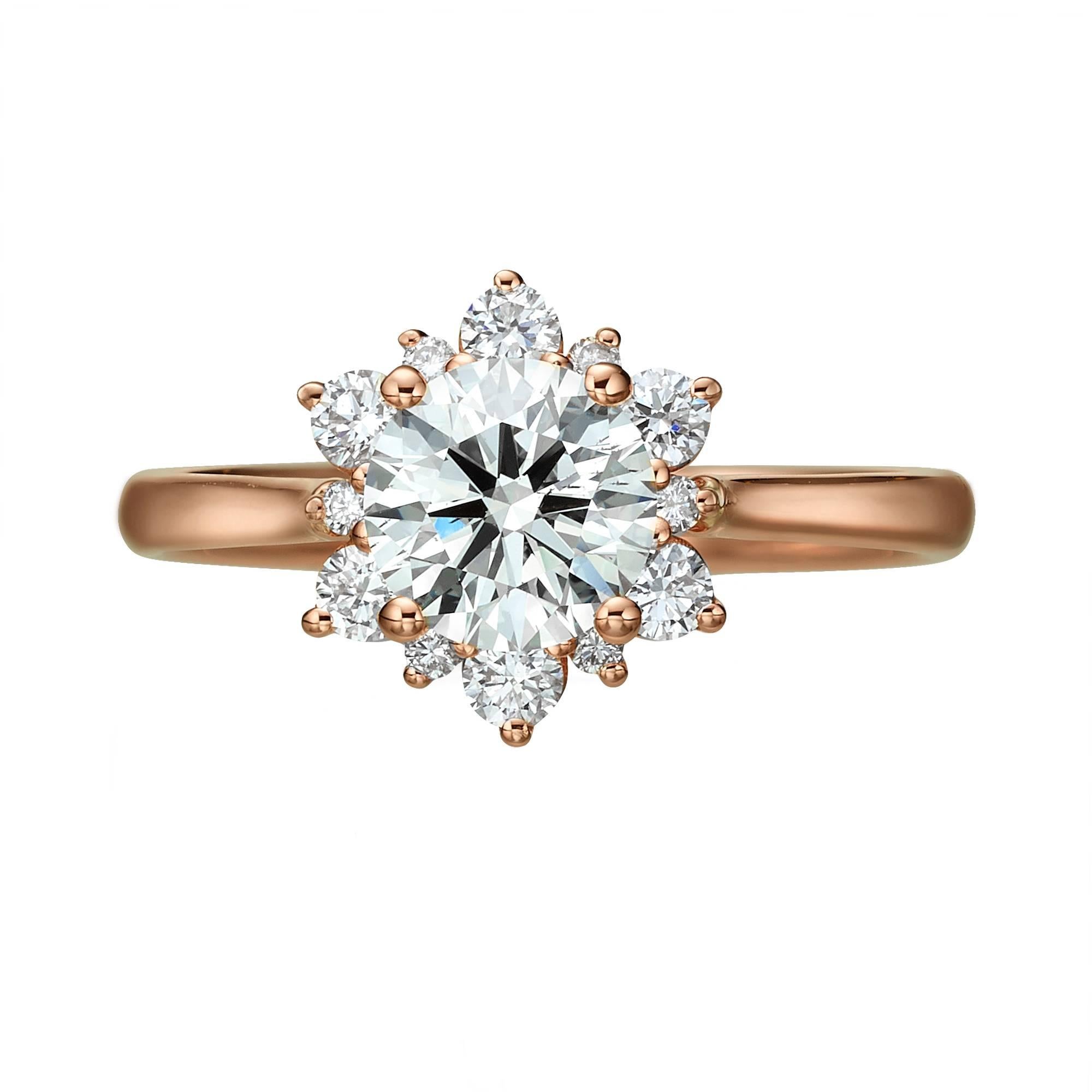 Bague en diamant certifié GIA fabriquée à la main, comportant un diamant rond de 1,00 carat de couleur H et de pureté SI2. 
Le diamant est serti de 12 diamants ronds brillants d'un total de 0,30 carat  Poids du diamant. Cette bague classique unique