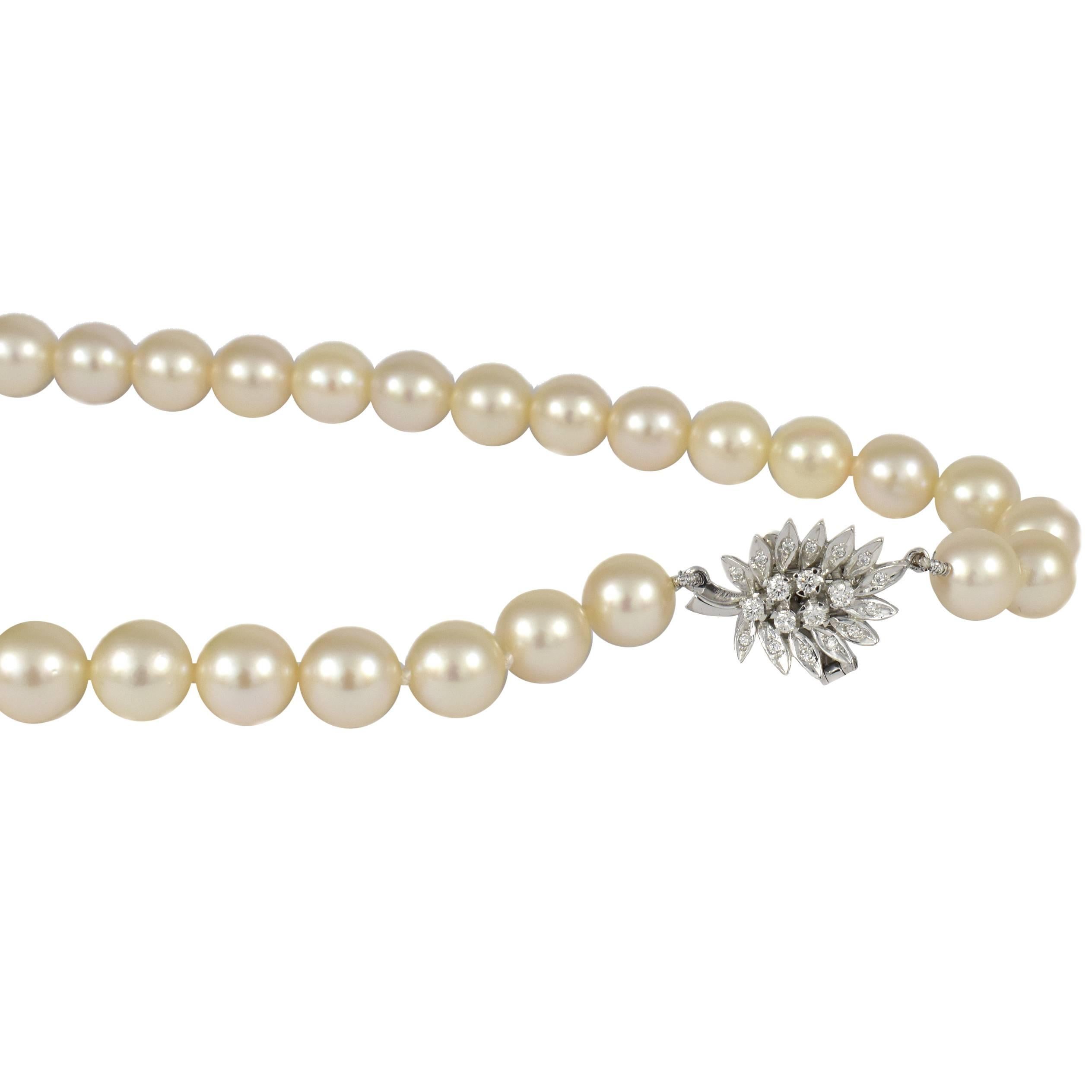 18K Gold Daou Handmade Pearl Necklace with detailed Diamond Clasp in Leaf design For Sale