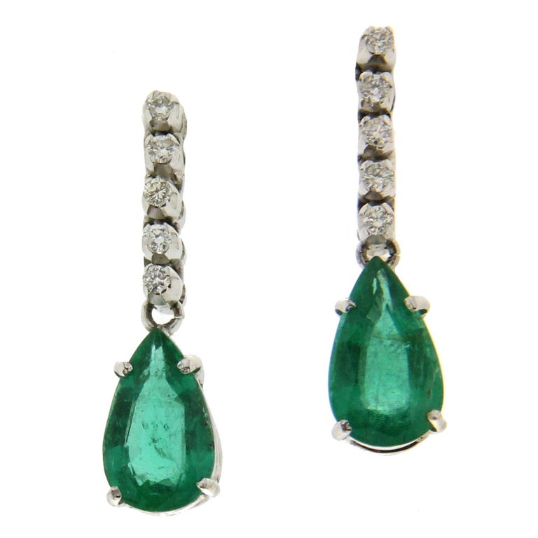 Colombian Emeralds White Gold 18 Karat Drop Earrings For At 1stdibs Colombian Emeralds White Gold 18 Karat Drop Earrings For