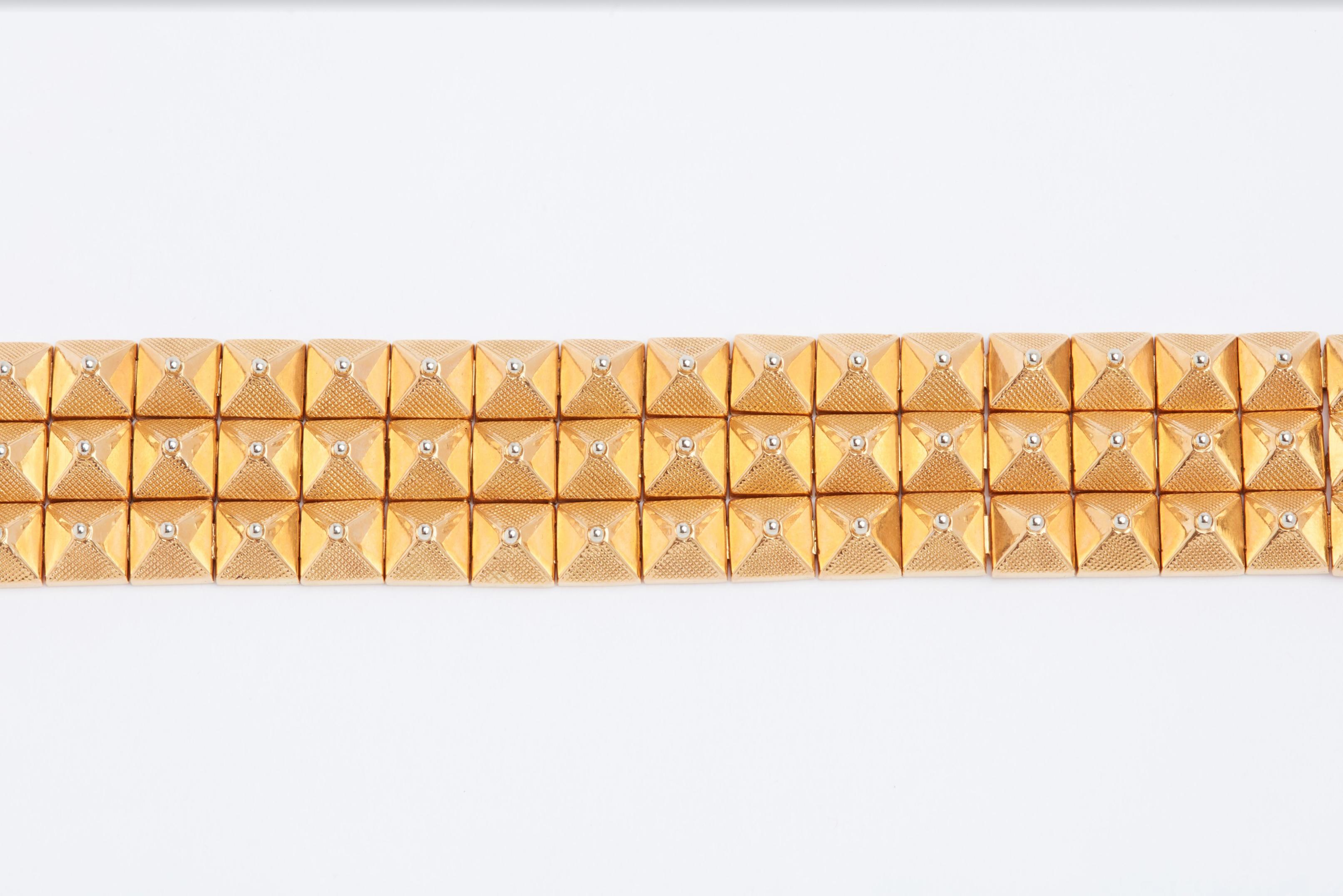1930s 18 Karat Yellow Gold Bracelet In Good Condition In New York, NY