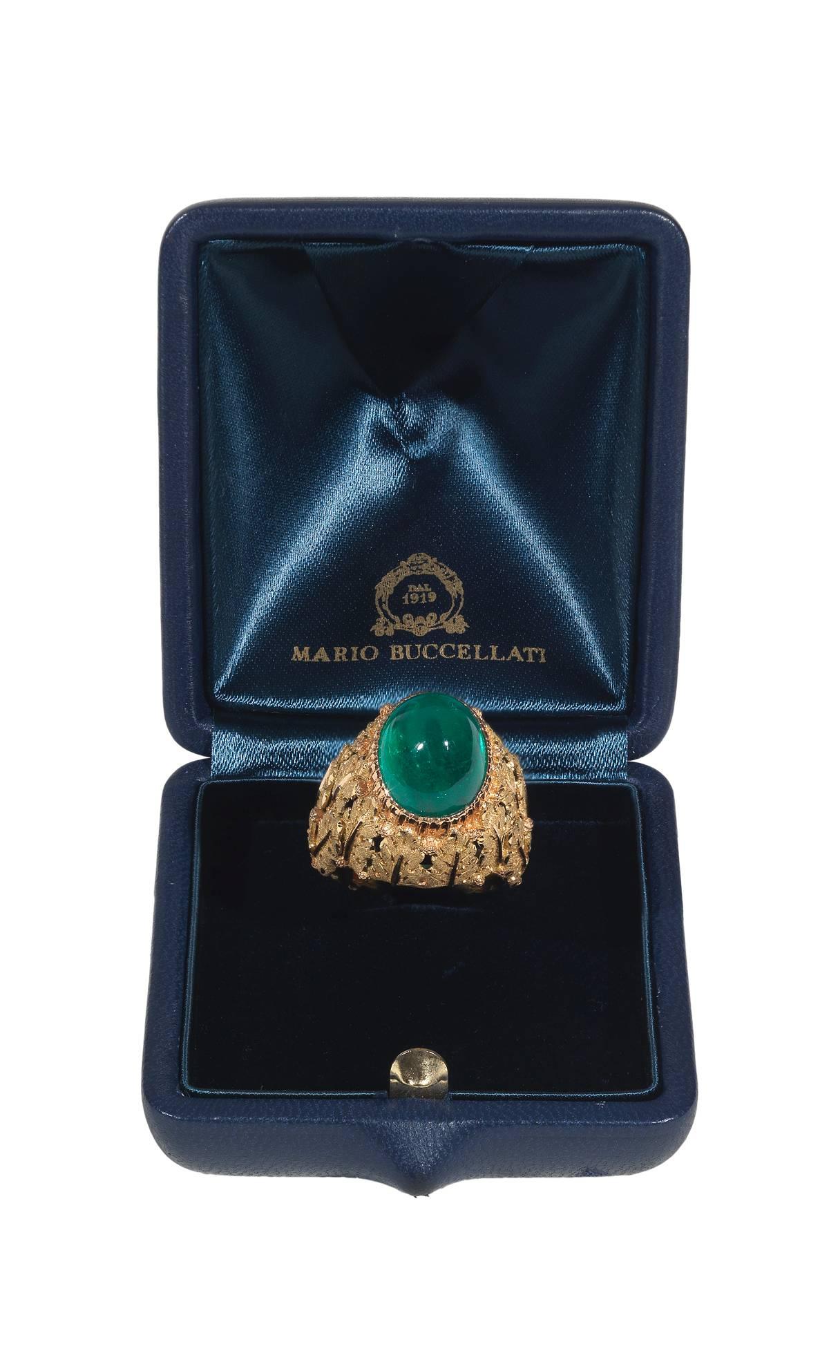 Centered by the collet set oval cabochon emerald weighing approximately 8.90 cts to a textured and engraved 18Kt yellow gold setting

The emerald is approximately 14 x 11 mm

Signed M. Buccellati, in the original maker's case.

Weight: 17.8 gr