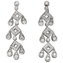 années 1990 Tiffany & Co. Boucles d'oreilles pagode en platine et diamant 