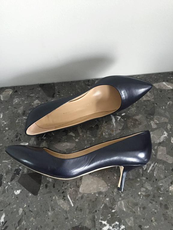 Gisueppe Zanotti Navy Blue Classic Size 40 / 10 Low Kitten Heel Pumps Shoes at | navy blue kitten heel sandals, low kitten heels, navy blue pumps low heel