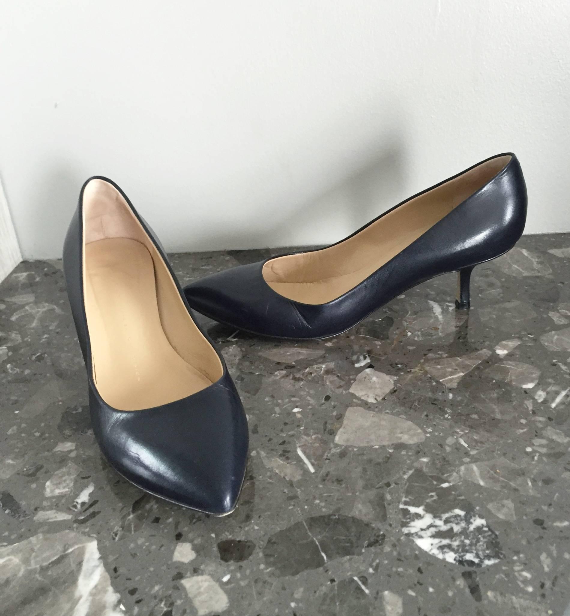 Schöne Gisueppe Zanotti marineblau / mitternachtsblau Leder Kitten Heel Pumps! Wir alle wissen:: wie schwer marineblaue Pumps zu finden sind:: und diese hier sind einfach wunderbar! Passt gut zu Jeans:: aber auch zum Kleid:: Anzug:: Rock oder zur