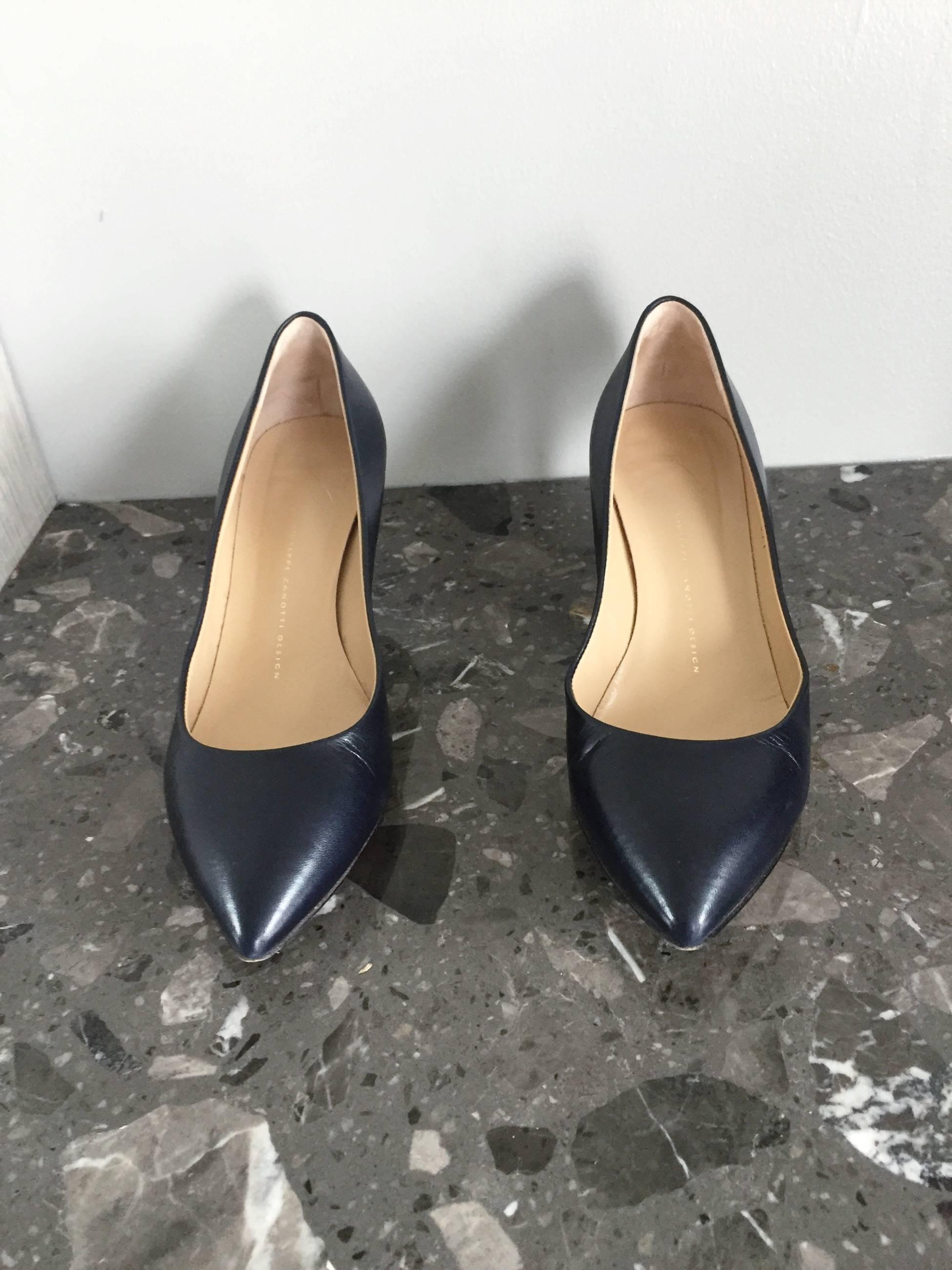 Gisueppe Zanotti Marineblau Klassisch Größe 40 / 10 Niedrig Kitten Heel Pumps Schuhe im Zustand „Hervorragend“ in San Diego, CA