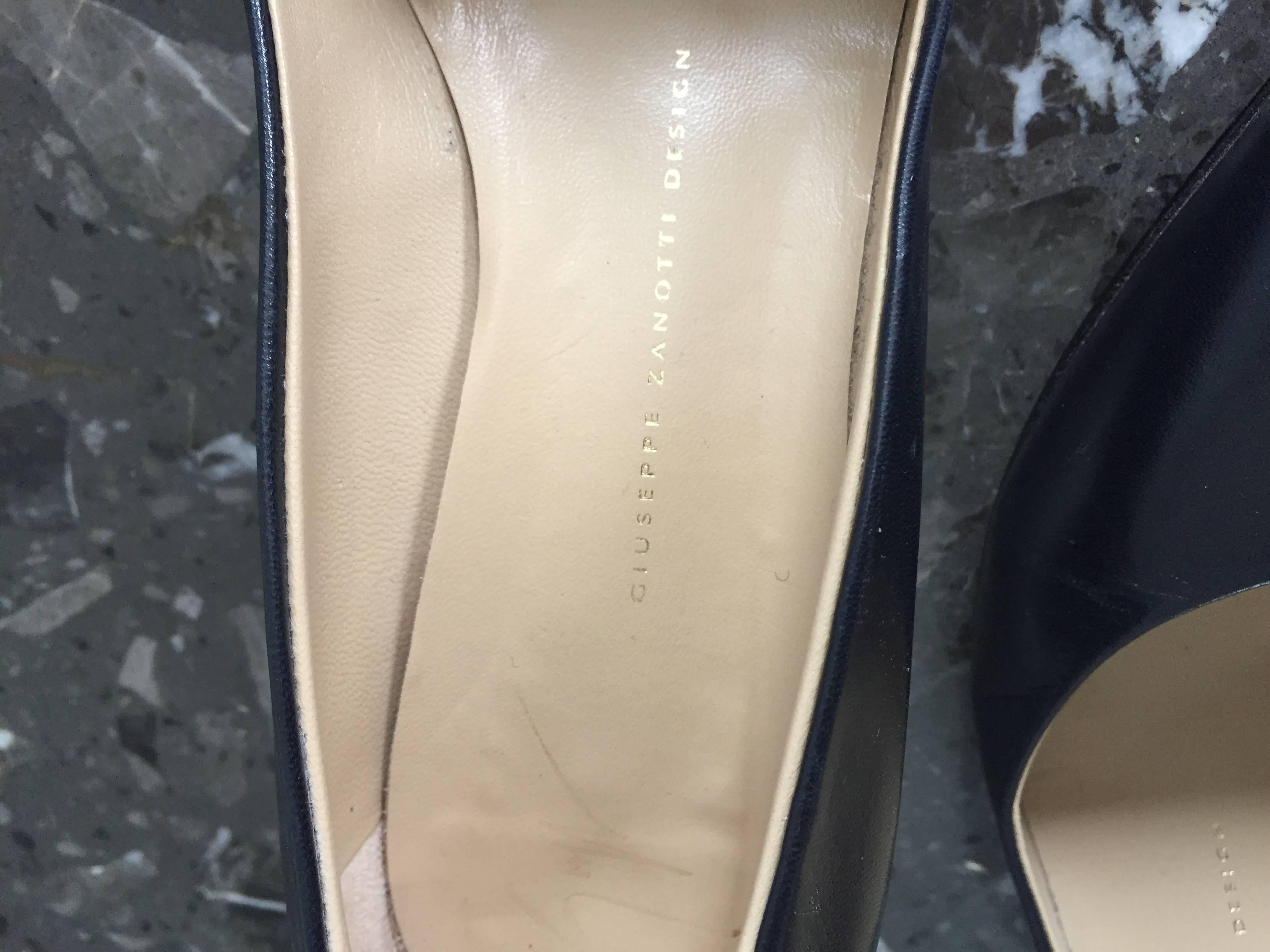 Gisueppe Zanotti Navy Blue Classic Size 40 / 10 Low Kitten Heel Pumps Shoes  In Excellent Condition In San Diego, CA